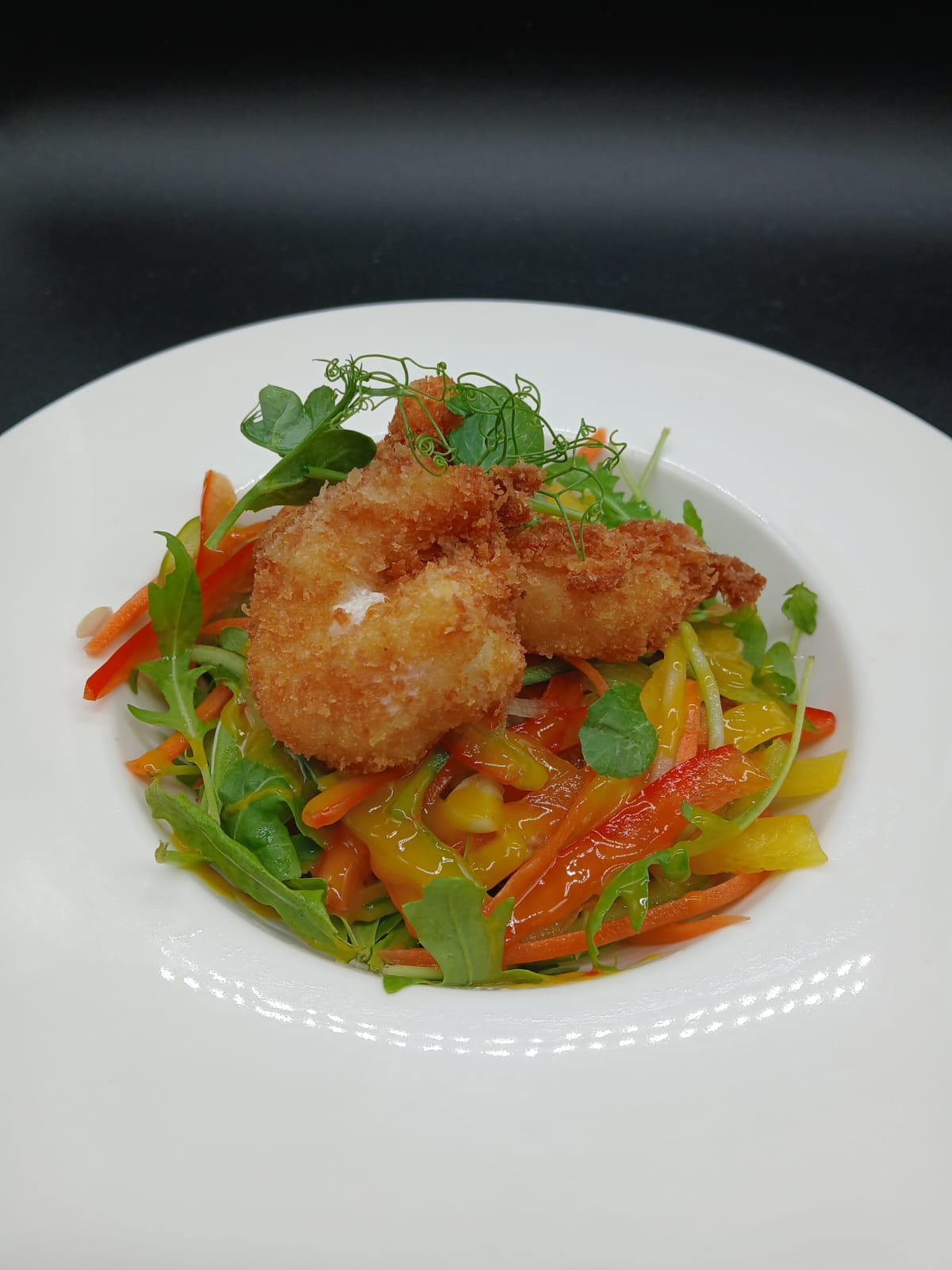 Crispy breaded prawns with mango and pepper salad