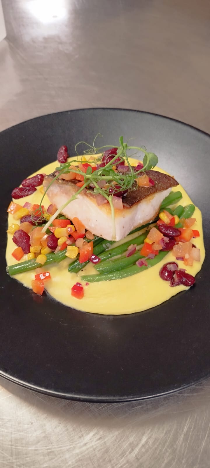 Crispy skin fish fillet with green beans and pepper salsa
